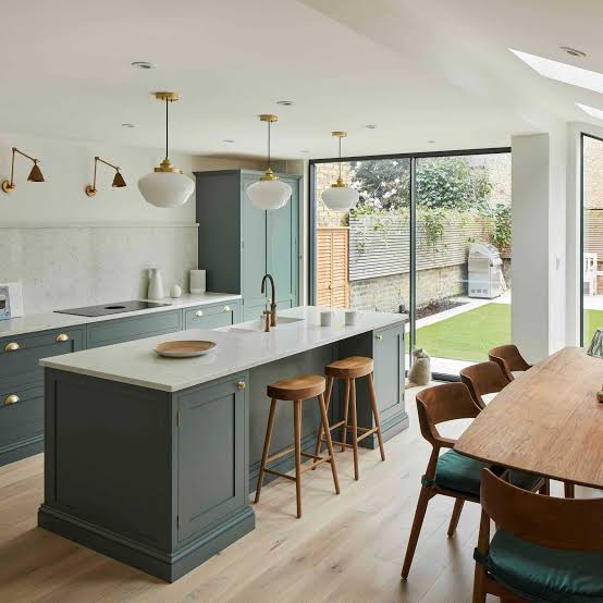 Kitchen & Dining